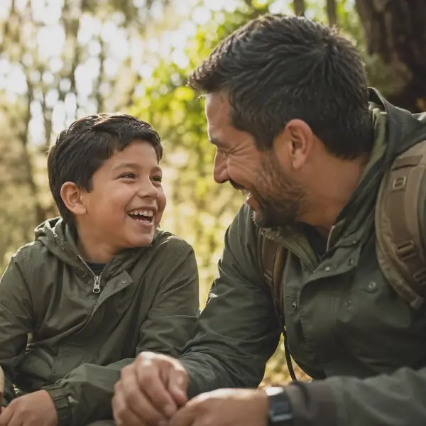Papá e hijo participando en actividades de un campamento familiar en la naturaleza