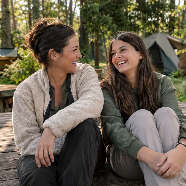 Mamá e hija sonriendo juntas durante un campamento al aire libre en Malinalco
